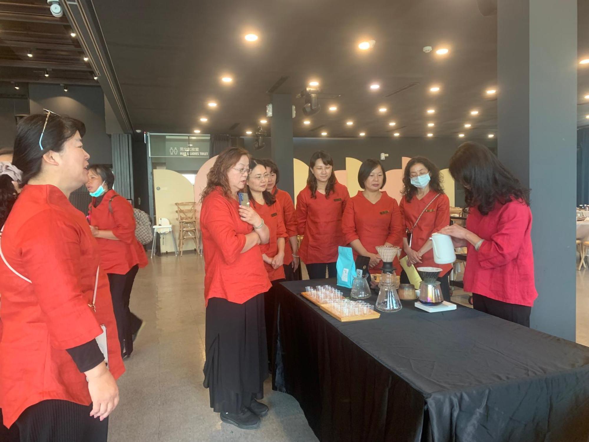 Qun Feng Hotel Фенчиху Екстериор снимка
