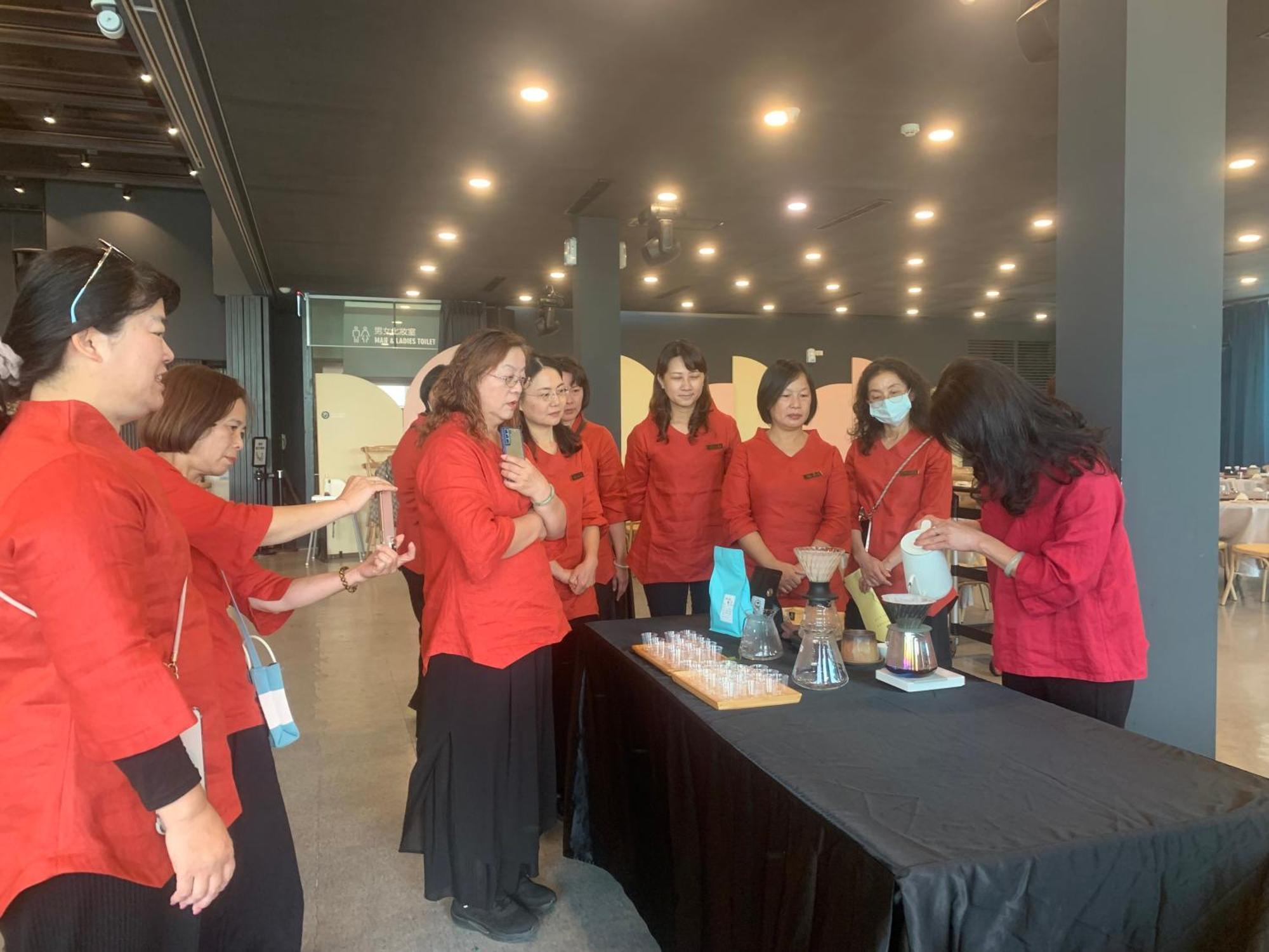 Qun Feng Hotel Фенчиху Екстериор снимка